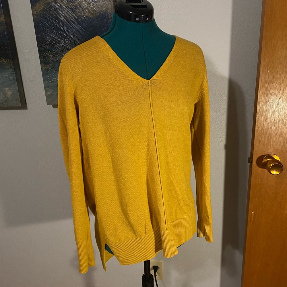 🍩 Yellow sweater